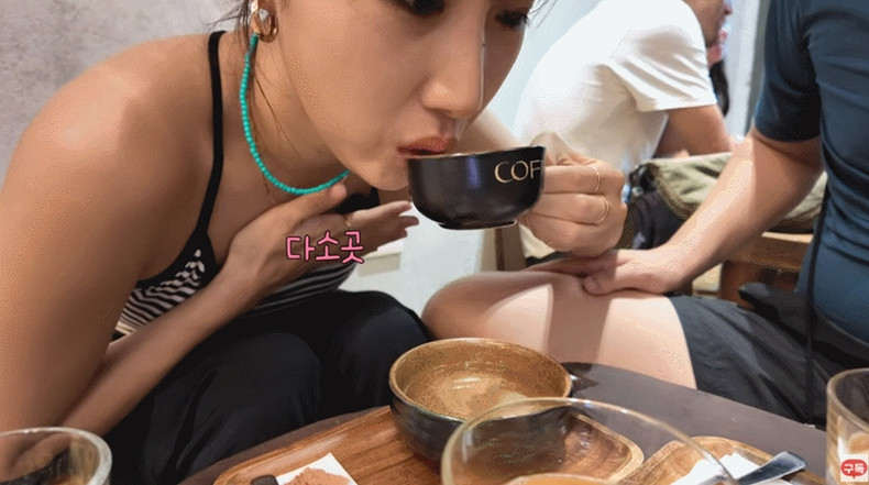 Bohee se fait un devoir d'en boire deux tasses par jour chaque fois qu'elle visite le Vietnam. Photo : Vietnamnet. Bohee se fait un devoir d'en boire deux tasses par jour chaque fois qu'elle visite le Vietnam. Photo : Vietnamnet.