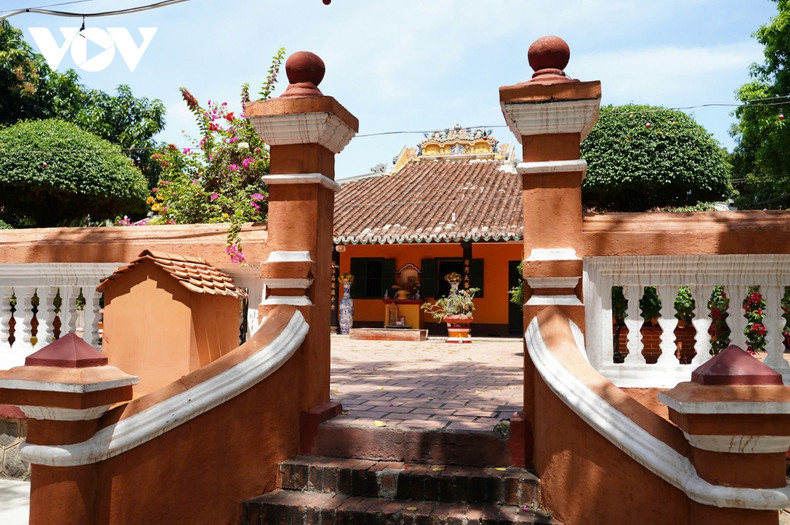 Dans la cour à l’extérieur, on trouve un petit temple renfermant la statue éclatante de Kuan Yin (la déesse de la Miséricorde), qui est assise dans une fleur de lotus ouverte, un symbole de pureté. Il y a aussi un arbre bodhi originaire du Sri Lanka. Cet arbre a été planté en 1953 par le vénérable bonze sri-lankais Narada. Photo : VOV. Dans la cour à l’extérieur, on trouve un petit temple renfermant la statue éclatante de Kuan Yin (la déesse de la Miséricorde), qui est assise dans une fleur de lotus ouverte, un symbole de pureté. Il y a aussi un arbre bodhi originaire du Sri Lanka. Cet arbre a été planté en 1953 par le vénérable bonze sri-lankais Narada. Photo : VOV.