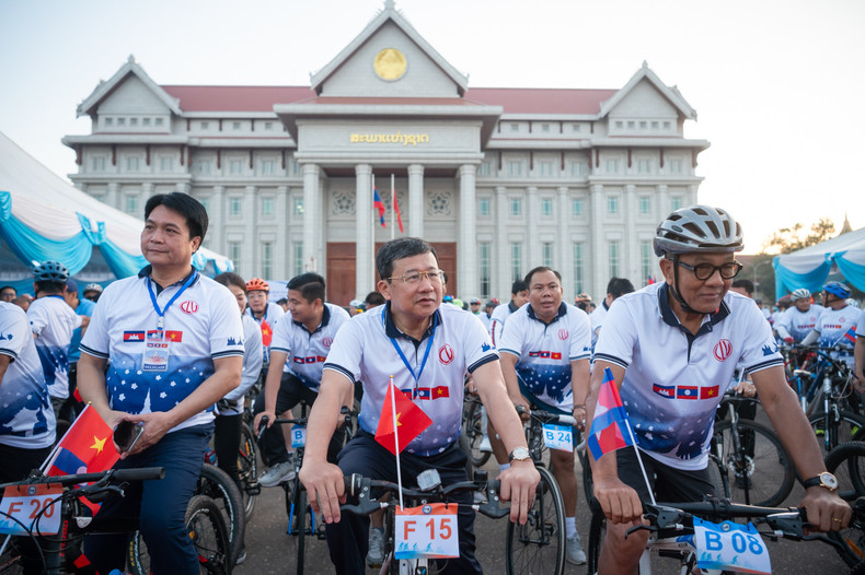 La course s’inscrit dans le cadre du premier Sommet parlementaire Vietnam – Laos – Cambodge tenu du 4 au 7 décembre à Vientiane. La course s’inscrit dans le cadre du premier Sommet parlementaire Vietnam – Laos – Cambodge tenu du 4 au 7 décembre à Vientiane.