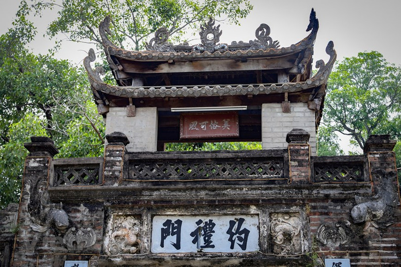 Sur le portique d’entrée du village de Uoc Lê est accroché un panneau en bois portant l’inscription « My Tuc Kha Phong » (Traditions bien appliquées). Cette inscription fut faite à la demande du roi Tu Duc en 1851 alors qu’il voyageait dans le Nord. Le monarque avait accordé cette récompense à six autres villages de l’ancienne province de Hà Tây, qui fait aujourd’hui partie de Hanoï. Sur le portique d’entrée du village de Uoc Lê est accroché un panneau en bois portant l’inscription « My Tuc Kha Phong » (Traditions bien appliquées). Cette inscription fut faite à la demande du roi Tu Duc en 1851 alors qu’il voyageait dans le Nord. Le monarque avait accordé cette récompense à six autres villages de l’ancienne province de Hà Tây, qui fait aujourd’hui partie de Hanoï.