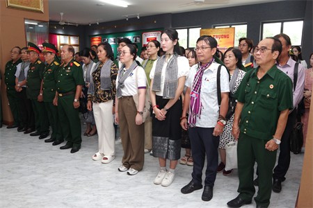 Les étudiants laotiens et cambodgiens visitent l'École militaire de la 7e région militaire. Photo: SGGP. Les étudiants laotiens et cambodgiens visitent l'École militaire de la 7e région militaire. Photo: SGGP.