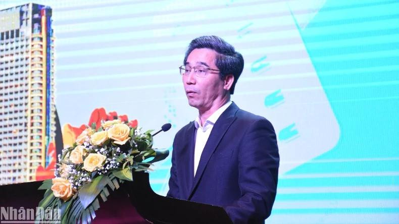 Le vice-président du Comité populaire de la ville de Da Nang, Tran Chi Cuong, fait part des orientations de développement de sa ville dans le tourisme médical. Photo : NDEL