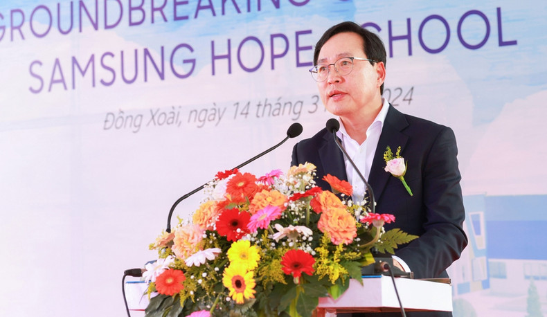 Le directeur général de Samsung Vietnam, Choi Joo Ho, prend la paroloe lors de la cérémonie. Photo : VOV.