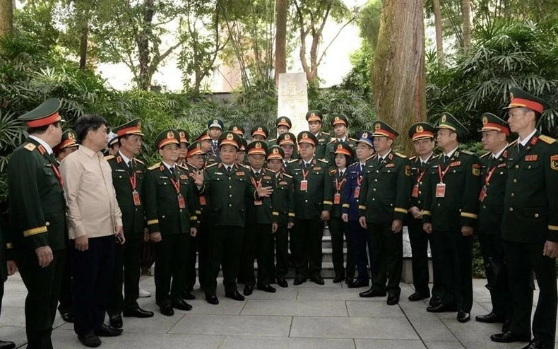La délégation du ministère vietnamien de la Défense est allée offrir des fleurs et de l'encens pour rendre hommage au héros national Pham Hong Thai à sa tombe dans le parc du cimetière Huang Hua Gang, à Guangzhou. Photo : Consulat général du Vietnam à Guangzhou. La délégation du ministère vietnamien de la Défense est allée offrir des fleurs et de l'encens pour rendre hommage au héros national Pham Hong Thai à sa tombe dans le parc du cimetière Huang Hua Gang, à Guangzhou. Photo : Consulat général du Vietnam à Guangzhou.