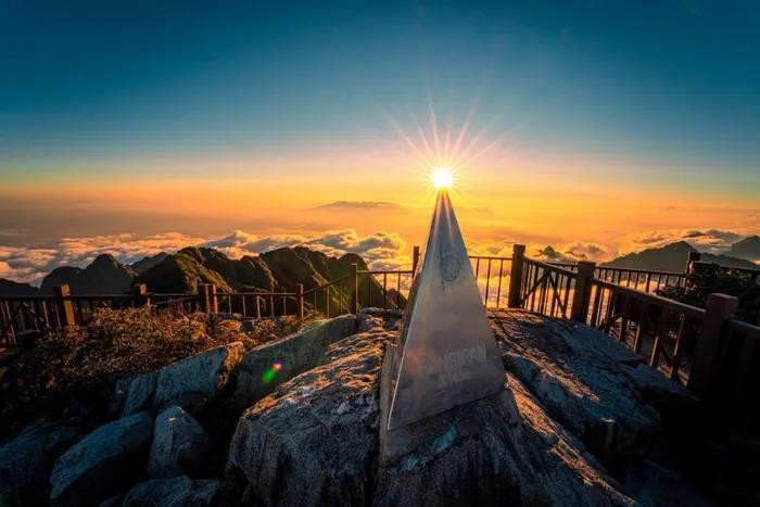 L'aube au sommet de la borne marquant l'altitude de 3.143 m. Photo: Minh Tu.