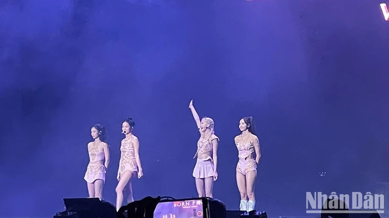 Le groupe sud-coréen BlackPink s’enflamme pour son concert Born Pink à Hanoï. Photo : Trung Hiêu/NDEL. Le groupe sud-coréen BlackPink s’enflamme pour son concert Born Pink à Hanoï. Photo : Trung Hiêu/NDEL.