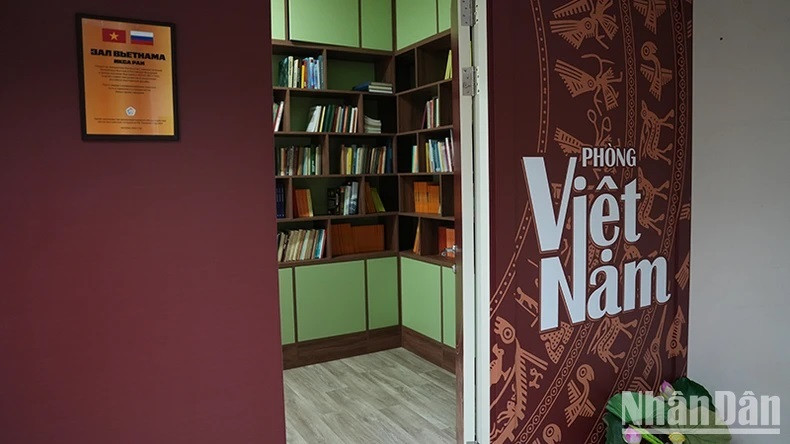 À l'entrée de la salle de bibliothèque sur le Vietnam. Photo : NDEL.