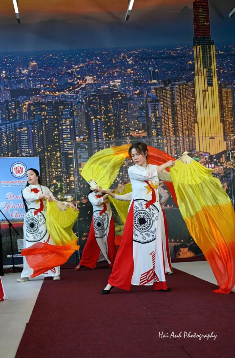 L'ao dai n'est pas seulement un costume, c’est aussi une œuvre d'art qui représente la beauté et l'élégance des femmes vietnamiennes. Photo : Hai Anh