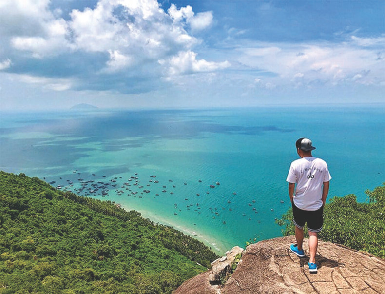 Depuis le pic du mont Ma Thiên Lanh, les touristes peuvent profiter d’une vue panoramique. Depuis le pic du mont Ma Thiên Lanh, les touristes peuvent profiter d’une vue panoramique.