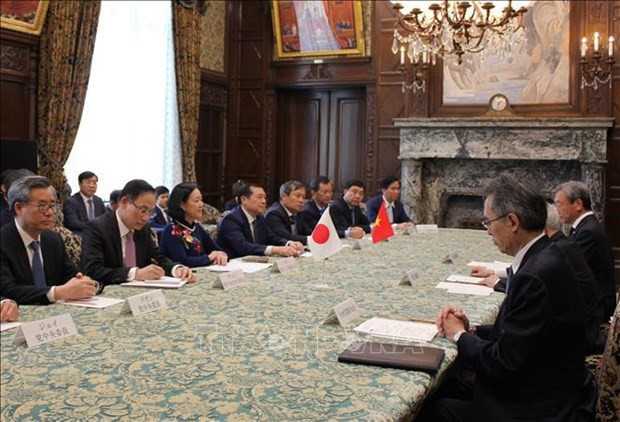 La délégation de haut rang du PCV lors d’une rencontre avec le président de la Chambre des Conseillers Otsuji Hidehisa. Photo : VNA.