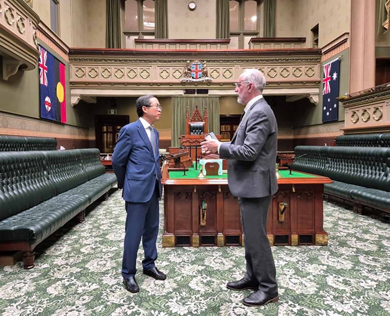 L'ambassadeur vietnamien en Australie, Pham Hung Tam (à gauche), et le président de l'Assemblée législative Greg Piper. Photo: baoquocte.vn. L'ambassadeur vietnamien en Australie, Pham Hung Tam (à gauche), et le président de l'Assemblée législative Greg Piper. Photo: baoquocte.vn.
