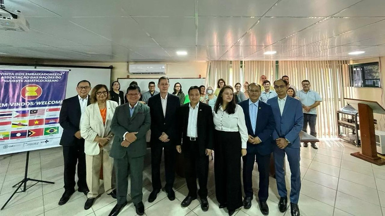 La délégation du Comité de l’ASEAN visite le Centre de commerce et de biotechnologie d’Amazonie. Photo: baoquocte.vn. La délégation du Comité de l’ASEAN visite le Centre de commerce et de biotechnologie d’Amazonie. Photo: baoquocte.vn.