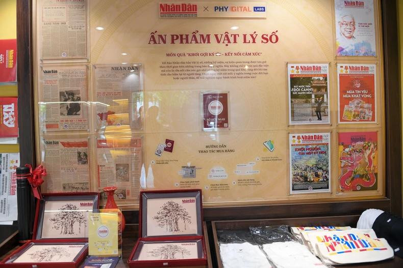 Dans l'espace d’exposition du journal Nhân Dân, les visiteurs ont l’occasion d’expérimenter le modèle de cadeau physique et numérique, qui une combinaison unique entre la presse imprimée traditionnelle et la technologie d’identification numérique Nomion de Phygital Labs. Photo: NDEL. Dans l'espace d’exposition du journal Nhân Dân, les visiteurs ont l’occasion d’expérimenter le modèle de cadeau physique et numérique, qui une combinaison unique entre la presse imprimée traditionnelle et la technologie d’identification numérique Nomion de Phygital Labs. Photo: NDEL.