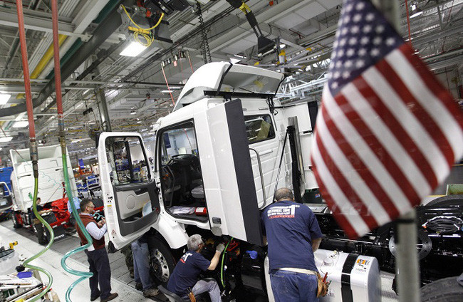 Des représentants de grandes entreprises américaines, notamment Meta, AIS, Eximbank et Chubb Life, ont souligné que la transition énergétique et l’intelligence artificielle figuraient parmi les priorités clés sur le marché vietnamien. Photo: VNA.