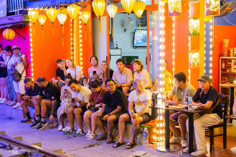 De nombreux habitants ne veulent pas non plus manquer le paysage unique de la "rue du train, uniquement à Hanoi". "Je connaissais la rue du train grâce aux réseaux sociaux, mais je ne savais pas qu'elle était fermée aux touristes en raison du danger. Alors j'y suis quand même venu avec mes amis", a déclaré Noah (à gauche), un touriste américain. De nombreux habitants ne veulent pas non plus manquer le paysage unique de la "rue du train, uniquement à Hanoi". "Je connaissais la rue du train grâce aux réseaux sociaux, mais je ne savais pas qu'elle était fermée aux touristes en raison du danger. Alors j'y suis quand même venu avec mes amis", a déclaré Noah (à gauche), un touriste américain.