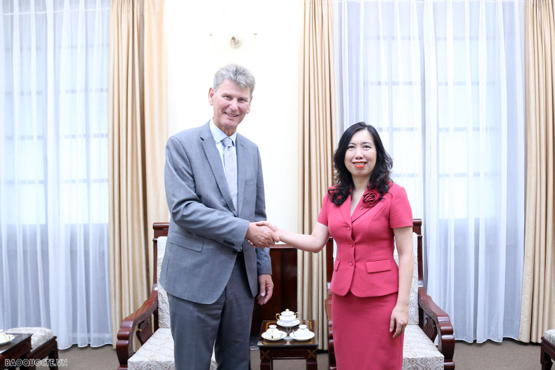 La vice-ministre vietnamienne des Affaires étrangères, Lê Thi Thu Hang (à droite), et l'ambassadeur d’Islande au Vietnam, Thórir Ibsen, le 21 juin à Hanoï. Photo: baoquocte.vn.