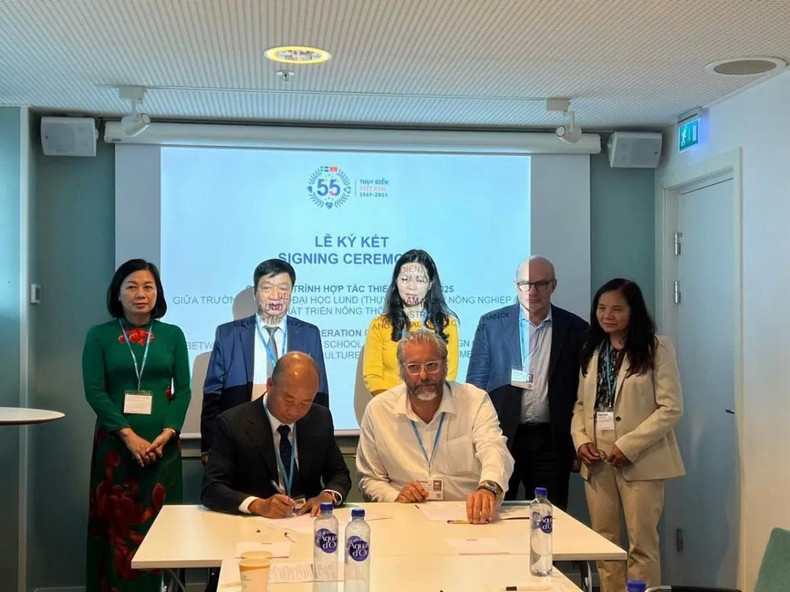 Cérémonie de signature d’un programme de coopération entre le Département municipal de l’agriculture et du développement rural de Hanoï, la délégation d’entreprises de Hanoï et l’Université de Lund de la Suède. Photo: congthuong.vn Cérémonie de signature d’un programme de coopération entre le Département municipal de l’agriculture et du développement rural de Hanoï, la délégation d’entreprises de Hanoï et l’Université de Lund de la Suède. Photo: congthuong.vn