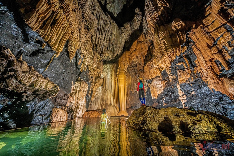 Les stalactites environnantes jettent un sort enchanteur, ajoutant au charme du lac.