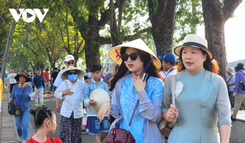 Les touristes sont encouragés à réduire leur utilisation des produits en plastique à usage unique. Photo: VOV.