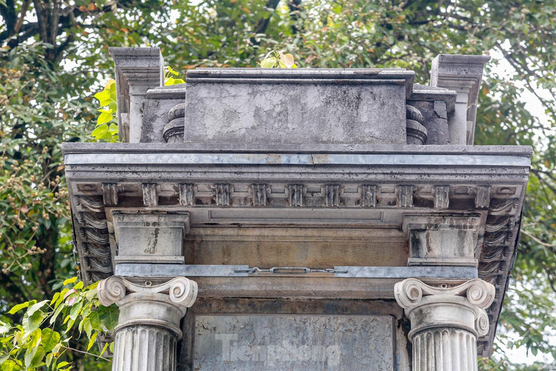 Doté des valeurs uniques tant en termes d’histoire que d’architecture, le jardin de Dien Hong fait partie du complexe architectural et paysager du centre-ville de Hanoï. Aux alentours se trouvent de nombreux ouvrages importants tels que le jardin de Ly Thai To, la place de la Banque d’État du Vietnam, ou encore le lac Hoan Kiem et ses environs. Photo : tienphong.vn. Doté des valeurs uniques tant en termes d’histoire que d’architecture, le jardin de Dien Hong fait partie du complexe architectural et paysager du centre-ville de Hanoï. Aux alentours se trouvent de nombreux ouvrages importants tels que le jardin de Ly Thai To, la place de la Banque d’État du Vietnam, ou encore le lac Hoan Kiem et ses environs. Photo : tienphong.vn.