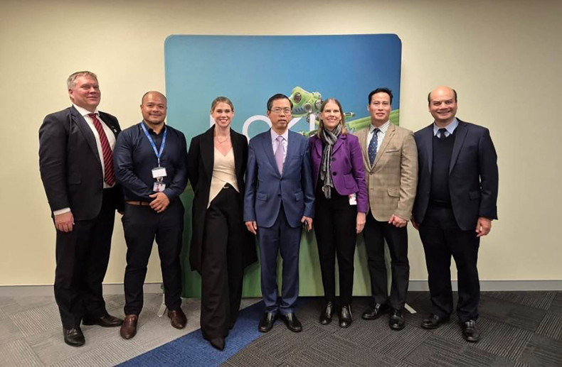 L'ambassadeur vietnamien en Australie, Pham Hung Tam (au centre), visite l’Université de technologie de Sydney. Photo: baoquocte.vn. L'ambassadeur vietnamien en Australie, Pham Hung Tam (au centre), visite l’Université de technologie de Sydney. Photo: baoquocte.vn.