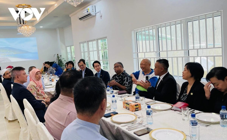 Lors du colloque, les participants ont proposé de nombreuses solutions destinées à promouvoir la connexion touristique entre le Vietnam et le Brunei, tout comme celle entre les deux sous-régions du Mékong et BIMP EAGA en 2025 et dans les années à venir. Photo: VOV.