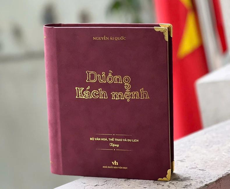 La reproduction de la version originale du livre « Duong Kach Menh » vise à honorer la valeur inestimable de ce trésor national et à affirmer le rôle des livres dans la promotion de la culture, de la force et de l’aspiration du peuple vietnamien dans la nouvelle ère de développement national.