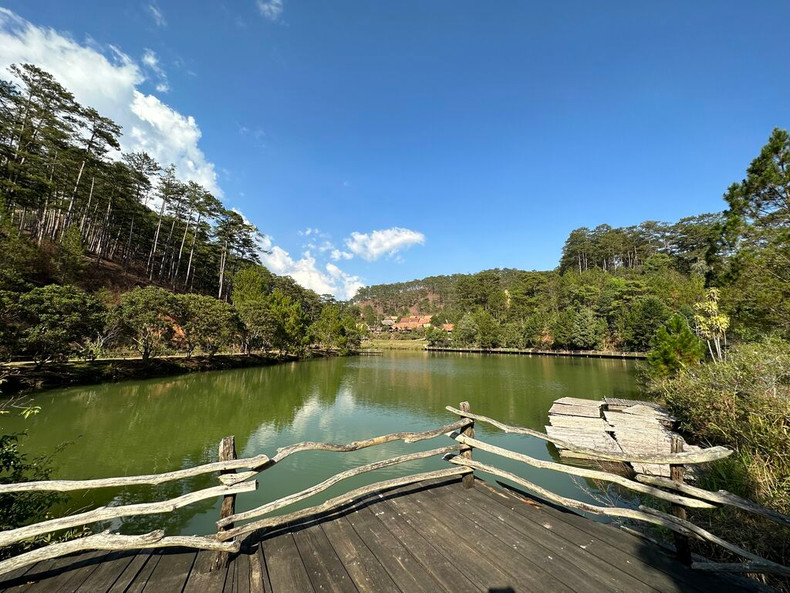Un lac au milieu du village de Cù Lân, niché dans les forêts de pins. Un lac au milieu du village de Cù Lân, niché dans les forêts de pins.