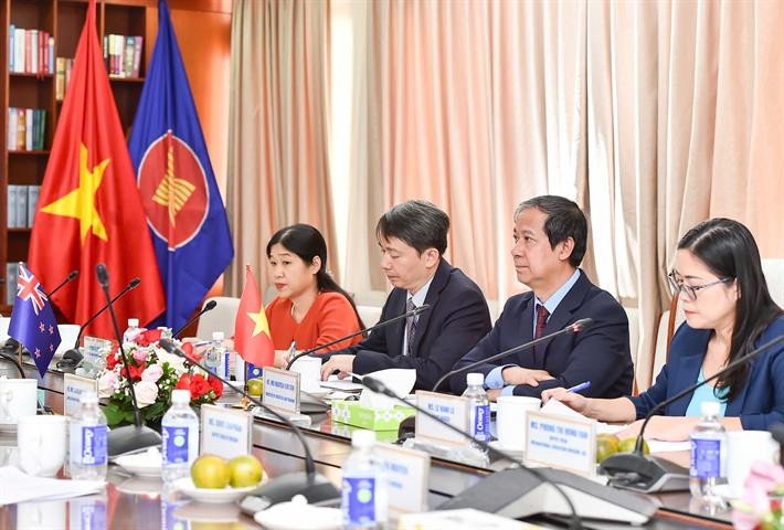 Le ministre vietnamien de l’Éducation et de la Formation, Nguyen Kim Son, a proposé à la partie néo-zélandaise de créer des conditions favorables aux doctorants vietnamiens désireux de suivre des programmes de formation en Nouvelle-Zélande, notamment dans les domaines des hautes technologies et des nouvelles techniques. Ce sont les domaines dans lesquels le Vietnam manque de main-d’œuvre hautement qualifiée. Photo : moet.gov.vn. Le ministre vietnamien de l’Éducation et de la Formation, Nguyen Kim Son, a proposé à la partie néo-zélandaise de créer des conditions favorables aux doctorants vietnamiens désireux de suivre des programmes de formation en Nouvelle-Zélande, notamment dans les domaines des hautes technologies et des nouvelles techniques. Ce sont les domaines dans lesquels le Vietnam manque de main-d’œuvre hautement qualifiée. Photo : moet.gov.vn.