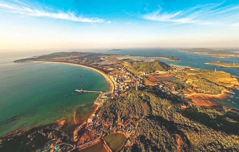 Avec ses nouveaux produits touristiques, ses lieux de séjour attrayants et sa délicieuse cuisine, Cô Tô constitue la « perle verte » de la côte Nord-Est du Vietnam. La localité s’efforce de devenir une destination touristique attractive, une zone d’écotourisme, un centre de villégiature balnéaire et insulaire tout en étant un avant-poste très important pour la défense et la sécurité nationales. Photo : VNA. Avec ses nouveaux produits touristiques, ses lieux de séjour attrayants et sa délicieuse cuisine, Cô Tô constitue la « perle verte » de la côte Nord-Est du Vietnam. La localité s’efforce de devenir une destination touristique attractive, une zone d’écotourisme, un centre de villégiature balnéaire et insulaire tout en étant un avant-poste très important pour la défense et la sécurité nationales. Photo : VNA.