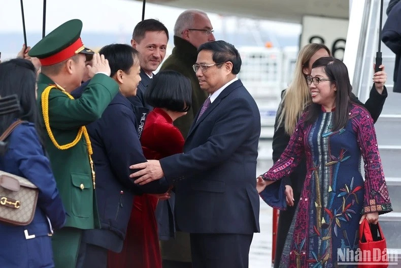 Le PM vietnamien Pham Minh Chinh et son épouse sont chaleureusement accueillis à l’aéroport international Ferenc Liszt de Budapest. Photo : NDEL.
