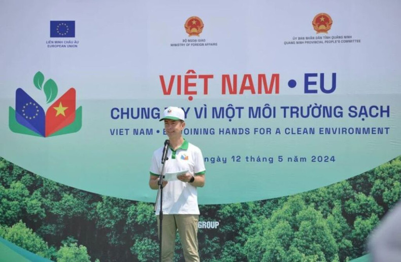 Selon l'ambassadeur Julien Guerrier, chef de la délégation de l'UE au Vietnam, l'UE s'engage à accompagner le Vietnam dans la mise en œuvre d'initiatives visant à répondre au changement climatique, à protéger l'environnement et à atteindre ses Objectifs de Développement Durable (ODD). Photo: VNA. Selon l'ambassadeur Julien Guerrier, chef de la délégation de l'UE au Vietnam, l'UE s'engage à accompagner le Vietnam dans la mise en œuvre d'initiatives visant à répondre au changement climatique, à protéger l'environnement et à atteindre ses Objectifs de Développement Durable (ODD). Photo: VNA.