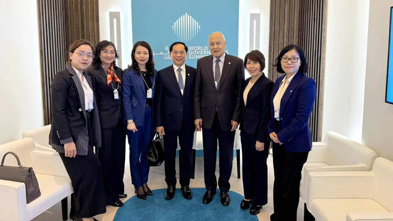 Le vice-Premier ministre vietnamien Bui Thanh Son a jugé nécessaire pour les deux parties d’augmenter les échanges de délégations, de dynamiser la coopération bilatérale dans le commerce et l’investissement et de se soutenir mutuellement au sein des forums multilatéraux. Photo : baoquocte.vn. Le vice-Premier ministre vietnamien Bui Thanh Son a jugé nécessaire pour les deux parties d’augmenter les échanges de délégations, de dynamiser la coopération bilatérale dans le commerce et l’investissement et de se soutenir mutuellement au sein des forums multilatéraux. Photo : baoquocte.vn.