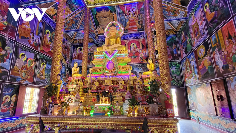En entrant dans le sanctuaire, tout visiteur se doit d’enlever son chapeau et ses souliers en signe de respect. Un autel dédié à Bouddha, accompagné de sa statue d’une grande taille, trône au milieu et à l’endroit le plus haut. Sur des étages plus bas sont disposées d’autres statues, toutes dans des poses différentes évoquant ainsi les différentes réincarnations de Bouddha. Photo: VOV.
