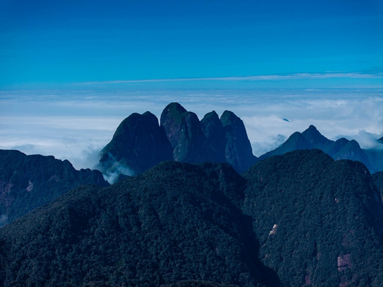Le sommet Ngu Chi Son vu du Nam Kang Ho Tao. Le sommet Ngu Chi Son vu du Nam Kang Ho Tao.