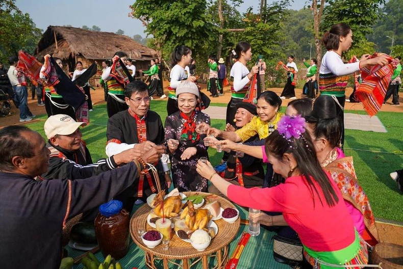 Le banquet qui suit la fête est un moment de partage et de convivialité où les convives dégustent avec délectation des plats à base de riz nouveau, de porc et arrosent le tout du délicieux vin "cần". Photo : VNA. Le banquet qui suit la fête est un moment de partage et de convivialité où les convives dégustent avec délectation des plats à base de riz nouveau, de porc et arrosent le tout du délicieux vin "cần". Photo : VNA.
