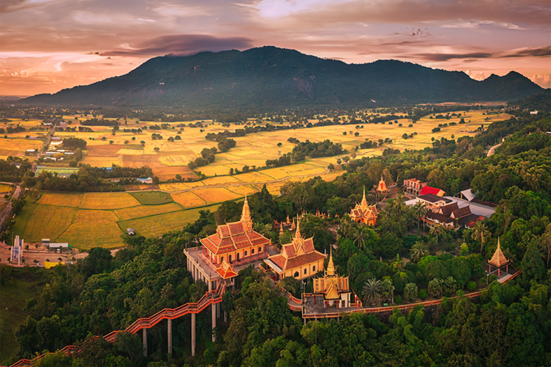 À proximité des rizières se trouve la pagode Tà Pạ, l’un des sites touristiques incontournables de la région. Cette pagode khmère, perchée à flanc de montagne, offre une vue spectaculaire sur les rizières en contrebas. La route reliant le centre de Tri Tôn à Tà Pạ est bien aménagée, permettant aux visiteurs d’opter pour la moto, un moyen pratique pour explorer et profiter pleinement de l’expérience. À proximité des rizières se trouve la pagode Tà Pạ, l’un des sites touristiques incontournables de la région. Cette pagode khmère, perchée à flanc de montagne, offre une vue spectaculaire sur les rizières en contrebas. La route reliant le centre de Tri Tôn à Tà Pạ est bien aménagée, permettant aux visiteurs d’opter pour la moto, un moyen pratique pour explorer et profiter pleinement de l’expérience.
