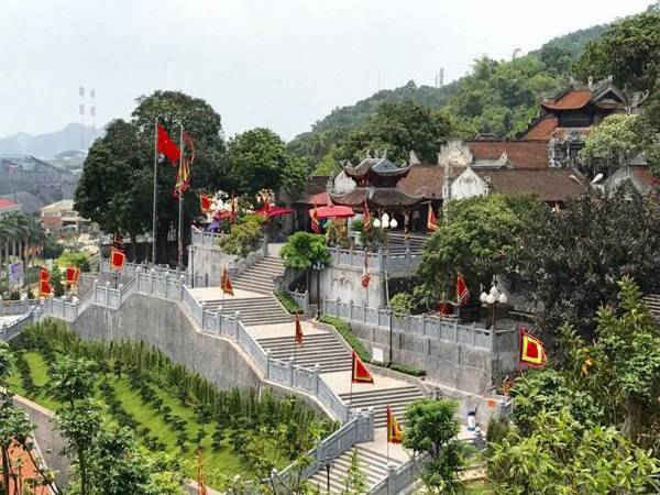 Le temple de Cua Ông est actuellement devenu une destination touristique spirituelle, non seulement pour les habitants, mais aussi pour les touristes nationaux et internationaux. Le temple de Cua Ông est actuellement devenu une destination touristique spirituelle, non seulement pour les habitants, mais aussi pour les touristes nationaux et internationaux.