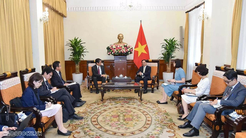 Le ministre vietnamien des Affaires étrangères, Bui Thanh Son, a félicité le diplomate japonais Ito Naoki pour sa nomination en tant qu'ambassadeur au Vietnam à un moment où les deux pays ont élevé leurs relations au rang de partenariat stratégique intégral et ont célébré les 50 ans de l’établissement de leurs relations diplomatiques l’année dernière. Photo: baoquocte.vn.
