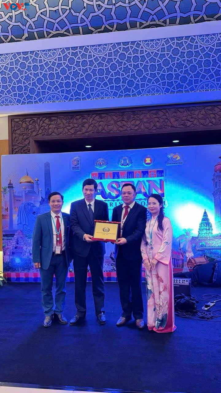Trân Song Hà,vice-président du Comité populaire de la ville de Hà Giang reçoit le prix. Trân Song Hà,vice-président du Comité populaire de la ville de Hà Giang reçoit le prix.