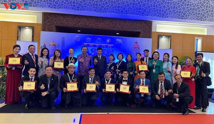 La délégation vietnamienne à la cérémonie des Prix du tourisme de l'ASEAN 2025. La délégation vietnamienne à la cérémonie des Prix du tourisme de l'ASEAN 2025.