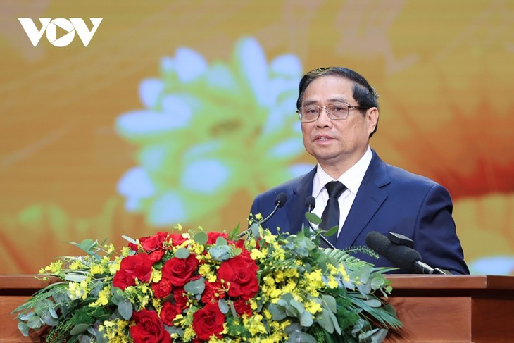 Le Premier ministre Pham Minh Chinh a souligné l’objectif d’identifier, d’ici 2030, environ 20.000 ossements, ainsi que de compléter les informations manquantes concernant 60% des tombes dans les cimetières des morts pour la patrie. Photo: VOV.
