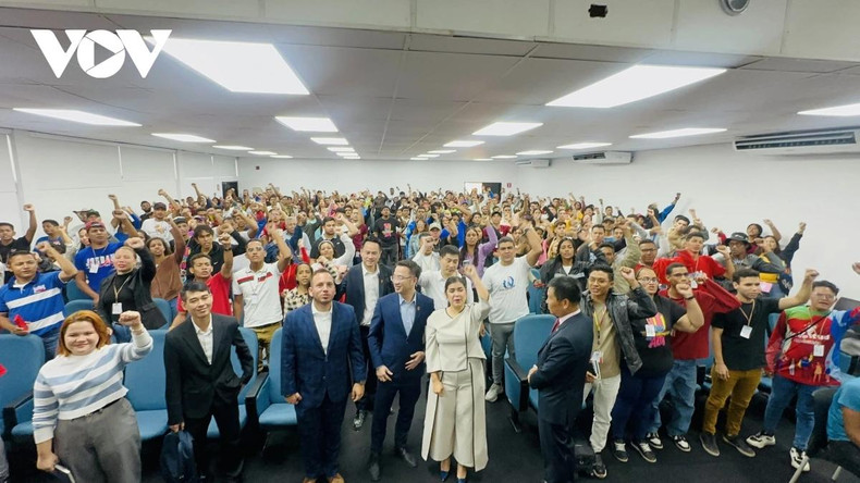 Lors de l'échange entre les jeunes Vietnam - Venezuela. Photo : VOV.