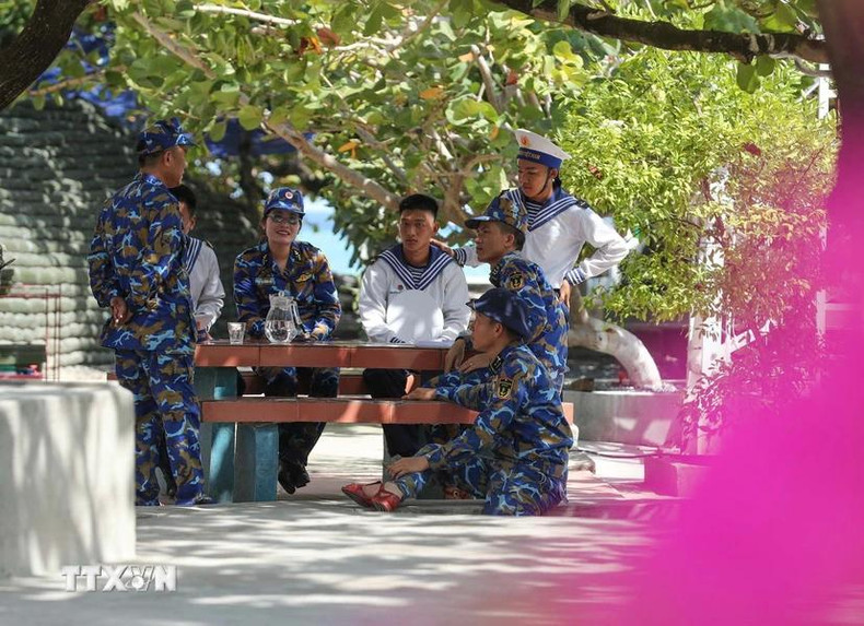 Soldats à l’ombre des arbres sur l’île de Sinh Ton Dong. Soldats à l’ombre des arbres sur l’île de Sinh Ton Dong.