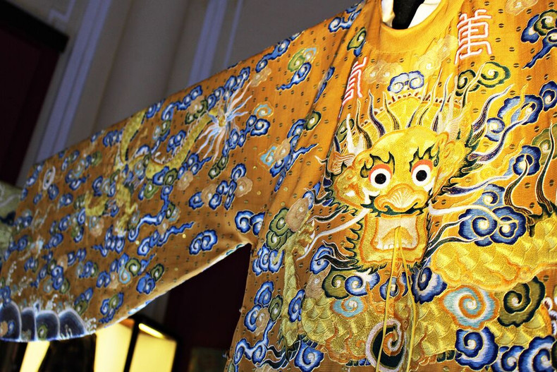 Motifs du dragon raffinés sur le costume sous la dynastie des Nguyên (1802 - 1945). Photo : VNP. Motifs du dragon raffinés sur le costume sous la dynastie des Nguyên (1802 - 1945). Photo : VNP.