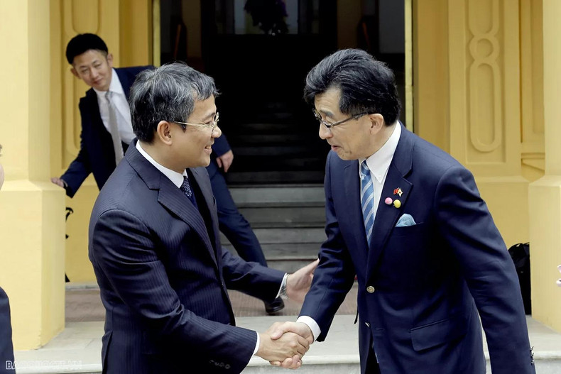 Le vice-ministre Nguyen Minh Vu a demandé à la partie japonaise de partager ses expériences avec le Vietnam dans la résolution des problèmes survenant dans le processus de développement économique, dont ceux liés à l’environnement et au vieillissement de la population. Photo : baoquocte.vn Le vice-ministre Nguyen Minh Vu a demandé à la partie japonaise de partager ses expériences avec le Vietnam dans la résolution des problèmes survenant dans le processus de développement économique, dont ceux liés à l’environnement et au vieillissement de la population. Photo : baoquocte.vn
