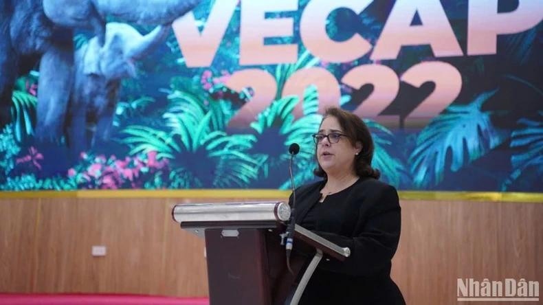 La vice-présidente du bureau national de l’organisation HSI, Cindy Dent, apprécie hautement les efforts du gouvernement vietnamien et s'engage à accompagner ce dernier dans la mise en œuvre du plan VECAP 2022, afin de promouvoir une coexistence harmonieuse entre les éléphants sauvages et les humains. Photo : NDEL. La vice-présidente du bureau national de l’organisation HSI, Cindy Dent, apprécie hautement les efforts du gouvernement vietnamien et s'engage à accompagner ce dernier dans la mise en œuvre du plan VECAP 2022, afin de promouvoir une coexistence harmonieuse entre les éléphants sauvages et les humains. Photo : NDEL.