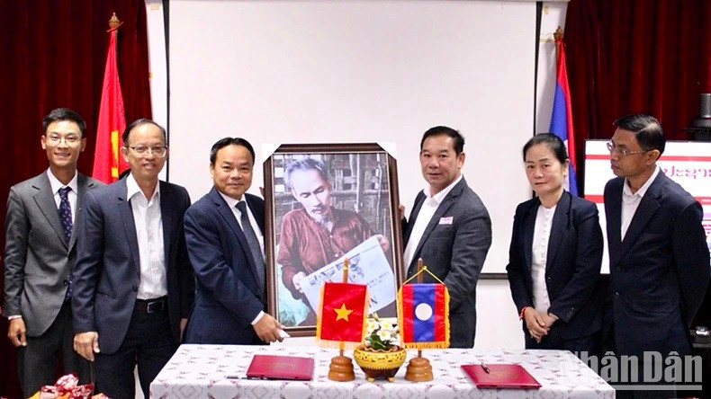 La délégation du journal Nhân Dân remet un cadeau à son homologue du Pasaxon. Photo : NDEL. La délégation du journal Nhân Dân remet un cadeau à son homologue du Pasaxon. Photo : NDEL.