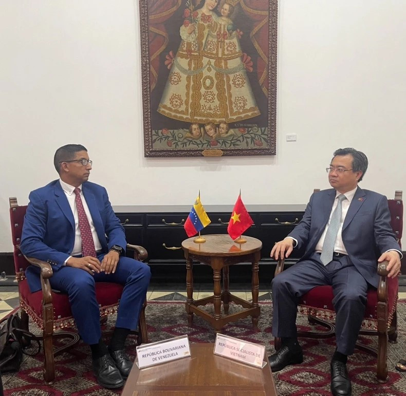 Les deux parties ont convenu de promouvoir la coopération bilatérale dans le développement des secteurs à fort potentiel comme les logements sociaux, l'industrie pétrochimique et l'industrie du verre. Photo: NDEL.