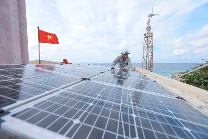 Les panneaux photovoltaïques des phares sont entretenus quotidiennement en raison des conditions maritimes difficiles. Photo : VNA.